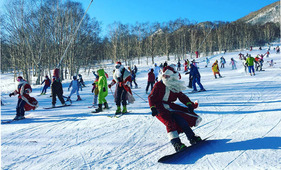 Лыжный марафон в костюмах Дедов Морозов и Снегурочек на Камчатке