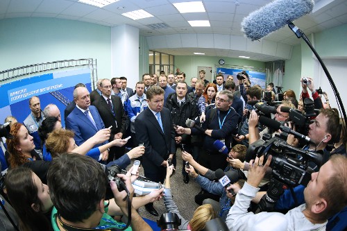 Алексей Миллер (в центре) во время общения с журналистами