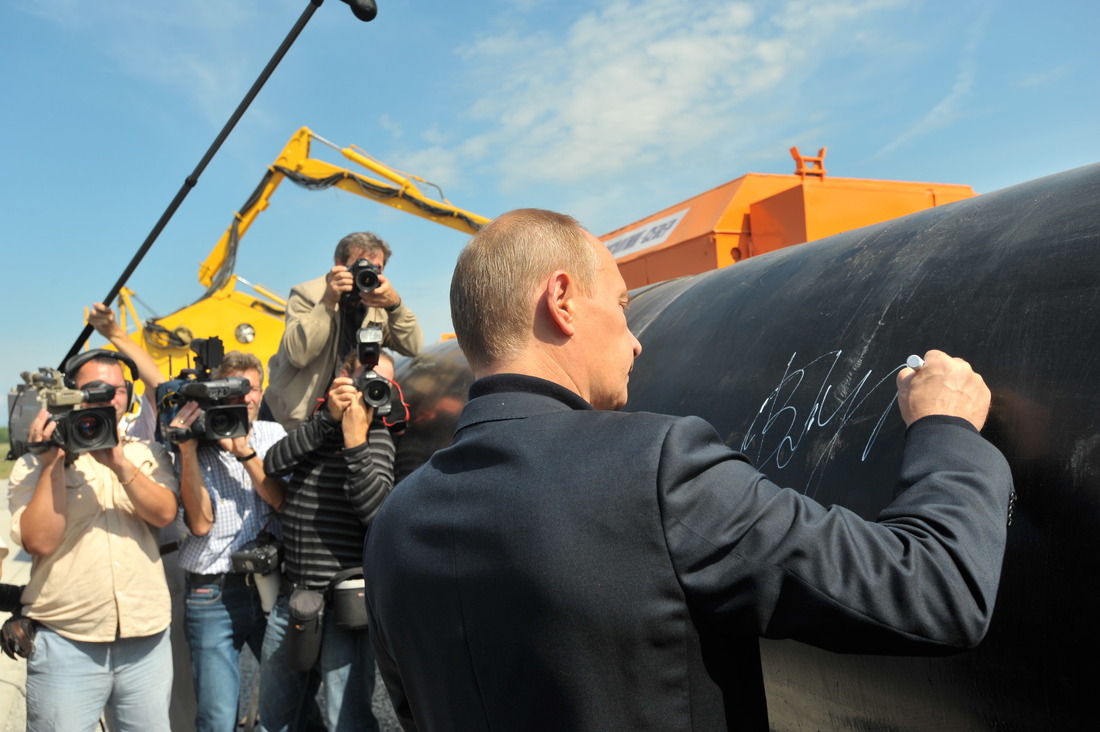 Владимир Путин во время торжественных мероприятий, посвященных сварке первого стыка газопровода «Сахалин — Хабаровск — Владивосток»