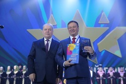 Генеральный директор компании Анатолий Титов (слева) наградил спецпризом ансамбль «Голоса России» из Александровского ЛПУМГ