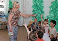 Людмила Устинова и ребята социально-реабилитационного центра "Отрадное"