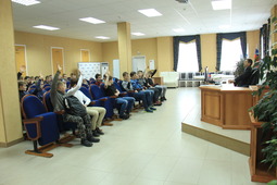 Студенты задают вопросы директору Алтайского ЛПУМГ Андрею Хмуровичу