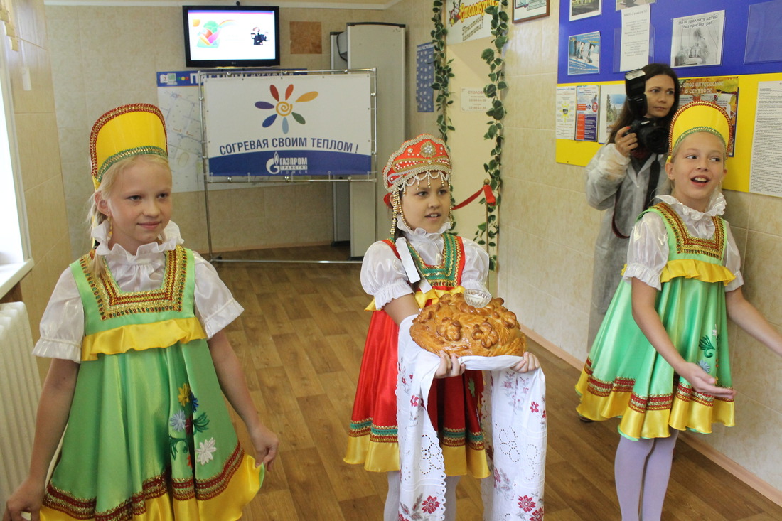 Ученики начальной школы гимназии №1 встречали гостей церемонии открытия новой столовой по старинной русской традиции хлебом и солью.