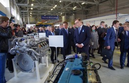 Алексей Миллер (в центре) принял участие в открытии новой производственной линии ОАО «КАМАЗ» по выпуску газобаллонного транспорта