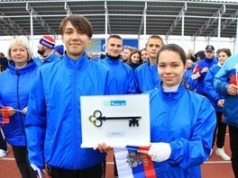 Вручение символического ключа во время торжественного открытия стадиона «Геолог»