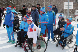 Сборная паралимпийцев стала почетными участниками лыжного марафона