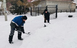 Работники Барабинского филиала расчистили дворы своих бывших коллег