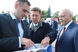 Алексей Миллер (в центре) и Виктор Назаров (справа) приняли участие в торжественном открытии улицы им. Чокана Валиханова в Омске, реконструированной на средства «Газпрома»