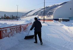 Сотрудники Ленского ЛПУМГ расчистили хоккейный корт на стадионе «Алмаз»