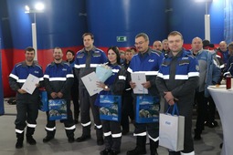 Инженер ИТЦ Дмитрий Маров (крайний справа) с наградой.