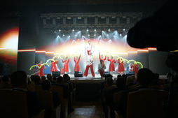 Частью праздничной программы стало выступление творческих коллективов. На сцене цирковой коллектив «Конфетти»  (г. Владивосток)