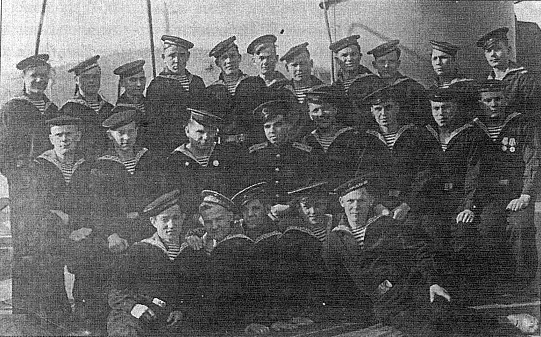 С товарищами моряками. Порт-Артур, 1947 г.