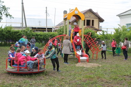 Новая игровая детская площадка подарок детям села Харино Омской области.
