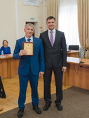 Директор Амурского ЛПУМГ Андрей Машкин (слева) на церемонии награждения в администрации Комсомольска-на-Амуре