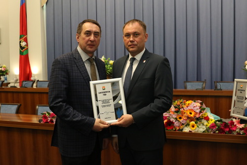 Первый заместитель директора кемеровского ЛПУМГ И.Н. Хасанов получает диплом из рук главы города.