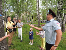 Подполковник полиции Андрей Боярчук показывает навыки владения жезлом.
