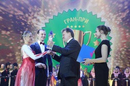 Гран-при вручает мэр Томска Иван Кляйн