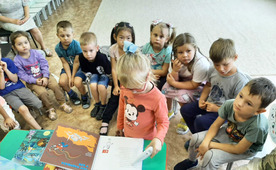 Сотрудники библиотеки познакомили детей с новыми изданиями на специальном уроке.