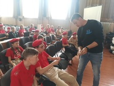 Сергей Панов рассказал ребятам о поисковых работах в местах боев на территории Волгоградской области.
