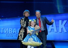 Ольга Юдахина и Иван Жиганов вручают диплом II степени (номинация „вокал эстрадный, соло)Алисе Смирновой