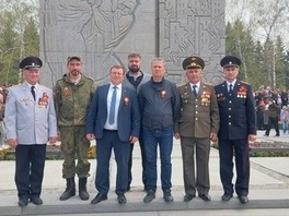 Артем Бакуменко с коллегами на Монументе Славы в Новосибирске