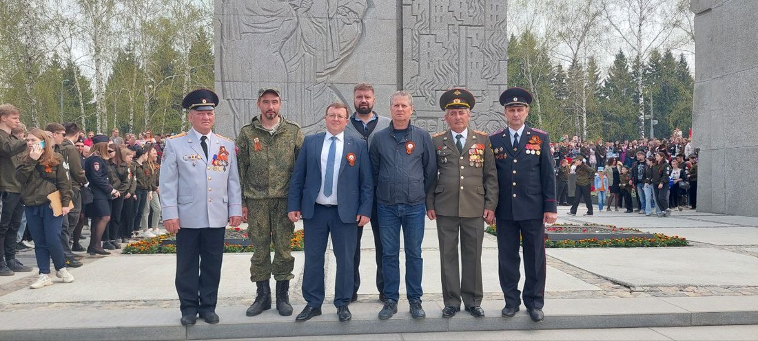 Артем Бакуменко с коллегами на Монументе Славы в Новосибирске