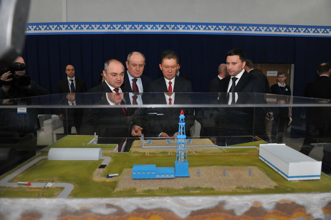 Алексей Миллер (в центре) принял участие в торжественных мероприятиях, посвященных вводу в эксплуатацию нового газового промысла №1 на Бованенковском месторождении