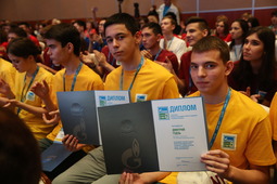Диплом участника был вручен каждому школьнику, приехавшему на слет «Газпром-классов»