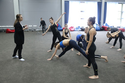 Репетиции — неотъемлемая часть конкурсной программы. На фото — шоу-балет "Аура".