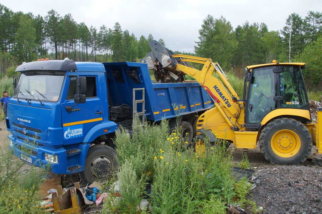 С помощью спецтехники газовикам удалось собрать почти 300 кубометров мусора