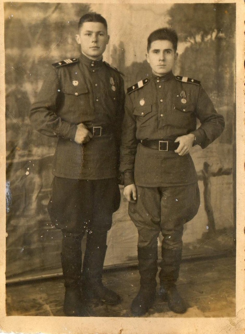 Слева дед Андрей