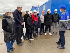Молодые люди задали газовикам много вопросов о работе предприятия