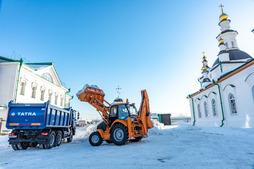 За четыре дня с территории монастыря вывезено более 300 тонн снега