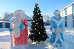 В Алтайском ЛПУМГ гостей встречают импозантный Дед Мороз и Снегурочка