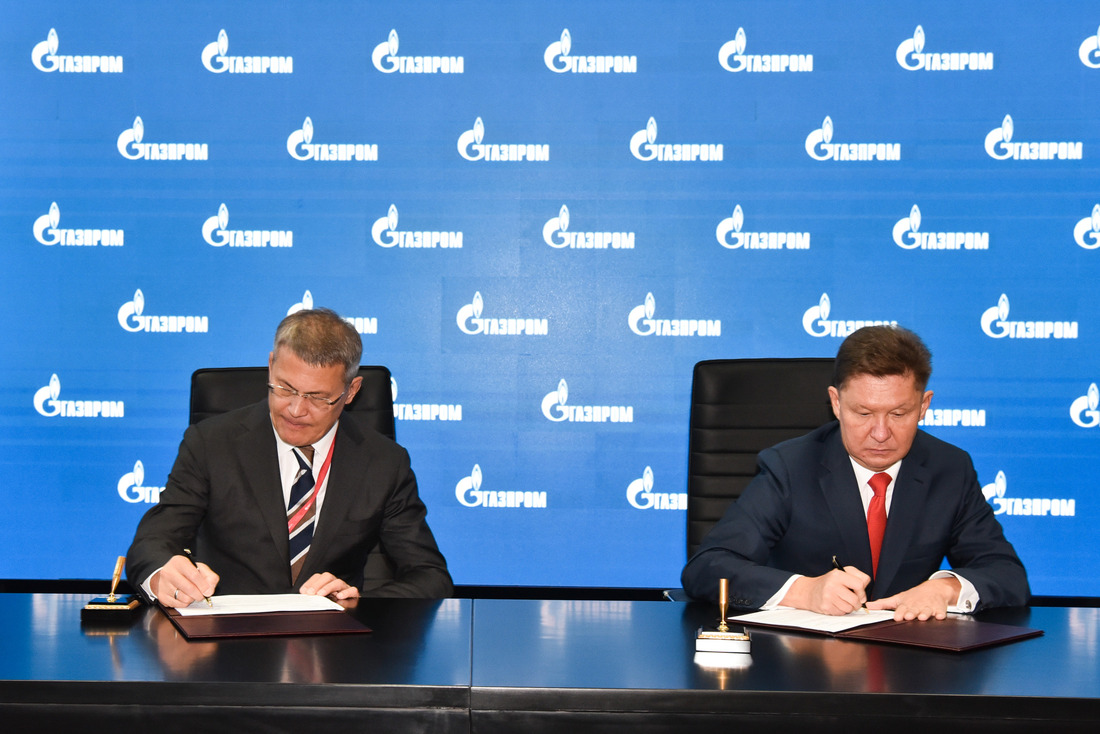 Глава Республики Башкортостан Радий Хабиров и Алексей Миллер во время подписания