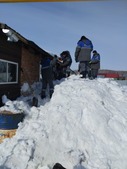 Очистить двор от снега семье мобилизованного коллеги помогли новосибирские газовики