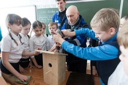 Работники компании помогали детям сделать домики для птах  (г. Томск).