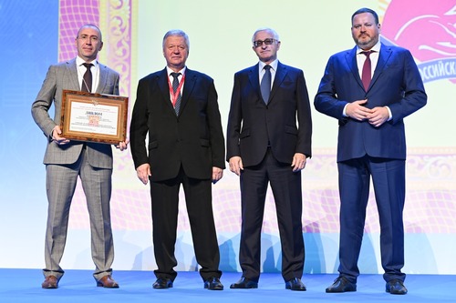 Директор Хабаровского ЛПУМГ Иван Башунов (крайний слева) с дипломом за второе место.