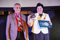 Председатель жюри международного фестиваля «Кинокупол» Сергей Язев и директор планетария Новосибирска Татьяна Белоусова награждают победителей.