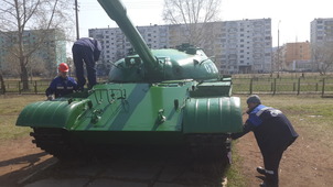 Работники Иркутского ЛПУМГ привели в порядок памятники в Правобережном округе г.Братска.