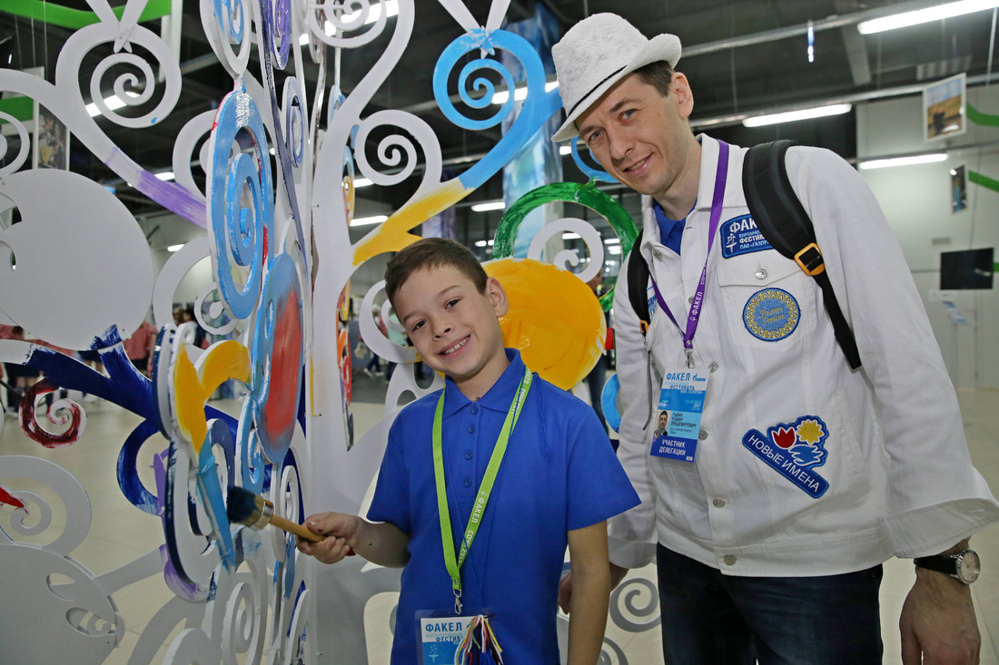 Юный художник Арсений Рыбин  и его папа на церемонии открытия конкурса "Юный художник".