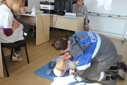 Сотрудники Ленского ЛПУМГ демонстрируют навыки оказания первой помощи на тренажере