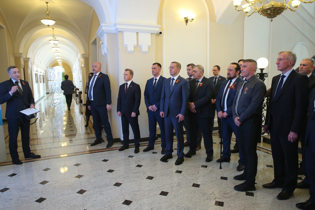 Первые посетители на торжественном открытии выставки