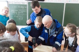 Каждый ребенок на уроке в школе-интернате №1 мог своими руками сделать скворечник  (г. Томск).