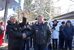 Строители вручили символический ключ от нового спортивного комплекса директору СК «Гармония» Александру Менгунову