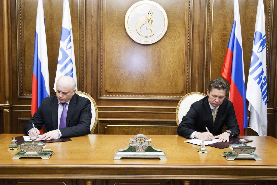 Алексей Миллер и Губернатор Омской области Виктор Назаров во время подписания