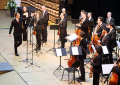 Гастрольный тур струнного оркестра musicAeterna проходит в крупных российских городах.