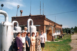 Середина 90-х годов: сотрудники Новокузнецкого ЛПУМГ у здания ГРС-2.