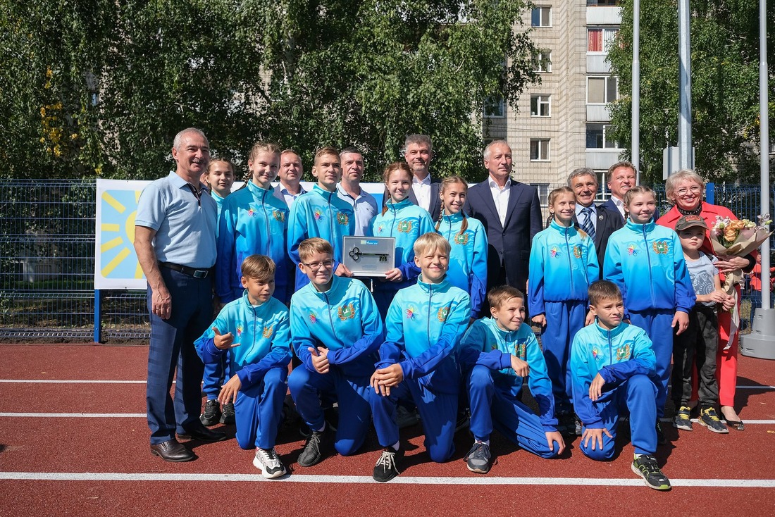 Памятное фото в честь открытия пришкольного стадиона