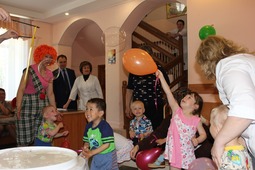 Работники УТТиСТ устроили шоу мыльных пузырей для подопечных областного Дома ребёнка.